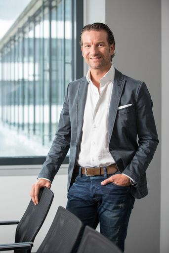 Oliver Krizek, Eigentümer und Geschäftsführer der
NAVAX Unternehmensgruppe: "Als Eigentümer und Geschäftsführer von
NAVAX verstehe ich mich als Kapitän und Trainer meiner Mannschaft
und achte immer darauf, dass alle leistungsfähig und motiviert sind,
damit wir als Team bestehen. Genauso wie im Tischtennis und Hockey,
wo es darum geht, miteinander die Mannschaft zum Erfolg zu führen.“