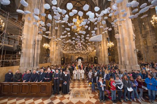 Vorschau Bild von Schülerinnen und Schüler, Lehrkräfte und ehemalige Absolventen
feiern im Stephansdom