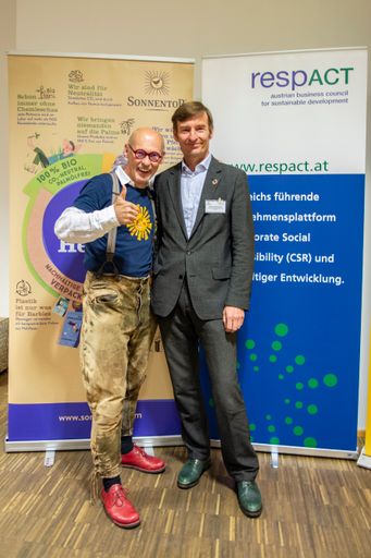 Vorschau Bild von SONNENTOR-Gründer Johannes Gutmann &
respACT-Vizepräsident sowie Geschäftsführer der Vöslauer
Mineralwasser GmbH, Herbert Schlossnikl bei der gemeinsamen
Veranstaltung zu Klimaschutz