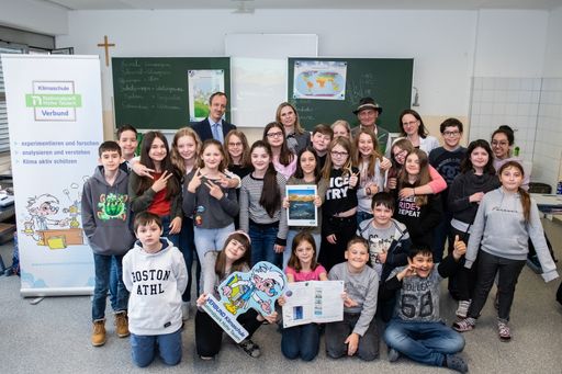 Klasse 1 c des Laaerberggymnasiums Wien mit (v.l.)
Dr. Mag. Jürgen Schneider, Leiter der Sektion IV "Klima" im
Bundesministerium für Nachhaltigkeit und Tourismus, Corinna Tinkler,
Bereichsleiterin Unternehmenskommunikation VERBUND AG, Nationalpark
Ranger Georg Granig, Klassenvorstand Mag.a Carola Cilek