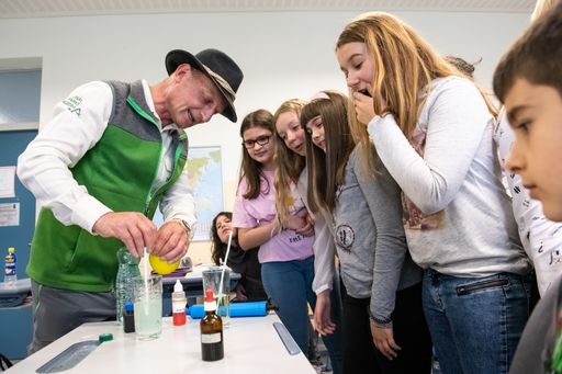 Vorschau Bild von Nationalpark Ranger Georg Granig macht mit Schülern
der Klasse 1c des Laaerberggymnasiums Wien ein Experiment zum
Nachweis von Kohlendioxid.