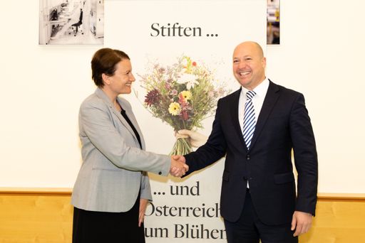 Ruth Williams, Generalsekretärin der Verbandes für
gemeinnütziges Stiften, und Dr. Tobias Thomas, Autor der Studie
„Fiskalische Effekte von Maßnahmen zur Förderung von
Gemeinnützigkeit“ fordern mehr philanthopisches Engagement für
Bildung