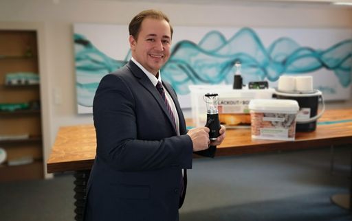 KWG Geschäftsführer Peter J. Zehetner mit der
Blackoutbox