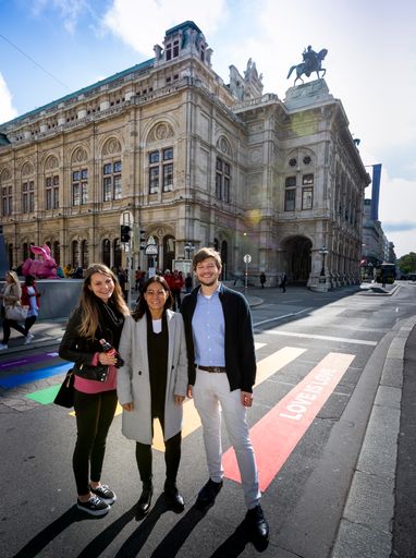 Vorschau Bild von Verena Mather (Coca-Cola), Katharina Kacerovsky
(Euro Pride Vienna Veranstalterin) und Moritz Yvon (Obmann HOSI
Wien) vor der Oper