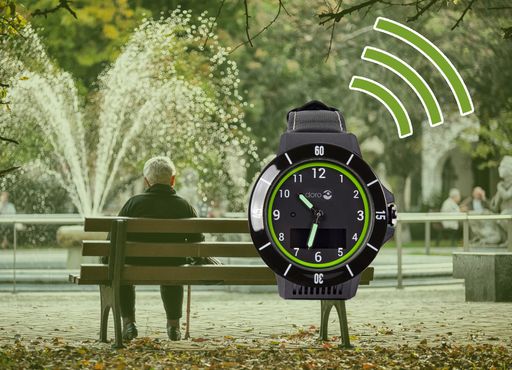 Senior auf Parkbank und die Uhr gibt Alarm