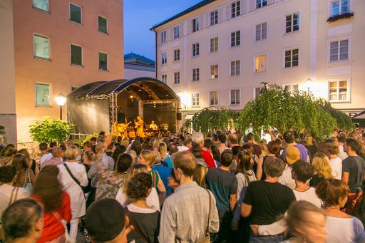  Das Altstadtfest Kaiviertel findet 2019 wieder von
31. Mai bis 1. Juni in der Salzburger Altstadt statt.