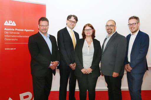 Vorschau Bild von Expertentalk zu visueller Kommunikationsstrategie
in Linz, im Bild v.l.n.r.: Michael Lang, Gerald Piffl, Michaela
Konrath, Manuel Aghamanoukjan, Stefan Kern (alle APA)