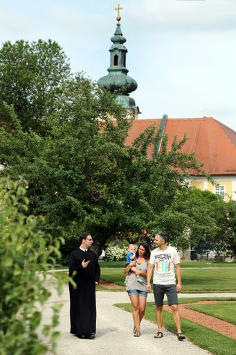  Schöne Klostergärten im Klösterreich erleben:
www.kloesterreich.com. Die Klösterreich-Broschüre „Kultur –
Begegnung - Glaube“ und Klösterreich-Gutscheine erhält man bei:
Klösterreich, AUSTRIA, 3491 Straß im Straßertale, Straßfeld 333,
Tel. +43 2735 5535-0, Fax DW 14, e-mail: info@kloesterreich.com.