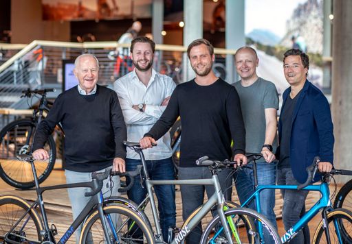 Neue Führung bei Rose Bikes GmbH (von links): Familienunternehmer
Erwin Rose, Digitalagenturgründer Tim Böker und Sebastian Bomm,
Geschäftsführer Thorsten Heckrath-Rose und Marcus Diekmann. Weiterer
Text über ots und www.presseportal.de/nr/102534 / Die Verwendung
dieses Bildes ist für redaktionelle Zwecke honorarfrei.
Veröffentlichung bitte unter Quellenangabe: "obs/ROSE Bikes GmbH"