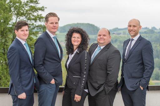Vorschau Bild von Den Hello bank! B2B-Kongress am Fuschlsee nutzte
Walter Larionows (re.), Head of Sales & Customer Relations Hello
bank!, um die kürzlich etablierten B2B-Ansprechpartner vorzustellen:
(v. l. n. r.) Christoph Lackner (Filiale Salzburg), Florian
Helmberger (Filiale Wien), Doris Cerhan (Filiale Linz), und Herbert
Mostögl (Filiale Graz) unterstützen die B2B-Partner persönlich in
den Filialen bei individuellen Themen.