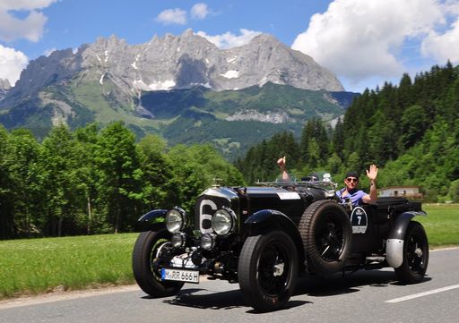  32. Kitzbüheler Alpenrallye - die schönsten
Automobilklassiker auf den schönsten Alpenstraßen - wie hier vor der
Prachtkulisse des Wilden Kaisers.