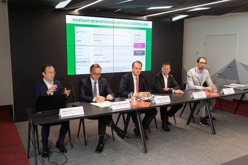  Untertitel: Alexander Puschilov (Viomedo), Prof.
Dr. Robin Rumler (Geschäftsführer Pfizer Austria), Philipp von
Lattorff (Generaldirektor Boehringer Ingelheim RCV), Univ. Prof. Dr.
med. René Wenzl (MedUni Wien), Claas Röhl (NF Kinder)