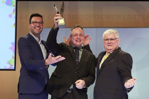  https://www.apa-fotoservice.at/galerie/18791 Die „Merkur Awards“
der Vienna Business School wurden am Mittwoch verliehen. Mit ihnen
werden herausragende Leistungen in Handelsakademien und
Handelsschulen prämiert. Der Lehrer des Jahres (Bildmitte) verfügt
über 16 akademische Titel, ihm gratulierten der Wiener
Bildungsdirektor Heinrich Himmer (links) und Helmut Schramm,
Präsident des Schulbetreibers Fonds der Wiener Kaufmannschaft.
Valentin Stalf, Gründer der Smartphone-Bank N26 wurde als Absolvent
ausgezeichnet und zahlreiche Schülerinnen und Schüler erhielten
Preise für ihr Engagement sowie für Projekte, die sich mit sozialen
Fragestellungen und neuen Technologien beschäftigen.