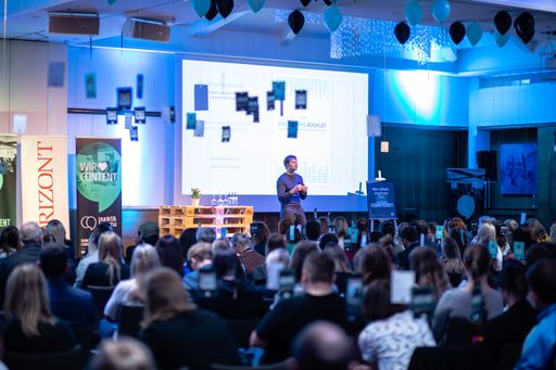 Vorschau Bild von Keynote-Speaker Fionn Kientzler von der Content-Marketing-Agentur
Suxeedo verdeutlichte anschaulich, wie emotionale User-Experience zu
mehr Conversions führt.