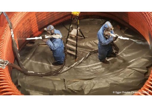 Vorschau Bild von zwei PowAir Cleaner beim Reinigen des
Wasserkraftwerkes