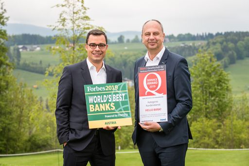  BILD zu OTS Zwei Gütesiegel für hervorragenden Kundendienst und
Qualität: Robert Ulm (re.), CEO Hello bank!, und Markus
Niederreiner, stv. CEO Hello bank!, freuen sich über die
Auszeichnungen von ÖGVS und Forbes.