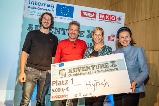 Das Team HyFish mit vlnr. Ruben Tutzer, Markus
Aufleger und Barbara Brinkmeier von der Universität Innsbruck
gewinnt Tirols adventure X 2019 - Wirtschaftslandesrätin Patrizia
Zoller-Frischauf gratuliert.