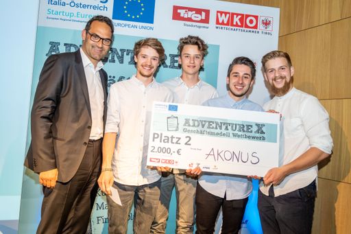 Vorschau Bild von Wirtschaftskammerpräsident Christoph Walser
gratuliert dem Osttiroler Start-up Akonus mit (vlnr.) Florian
Wiedemayr, Stephan Pichler, Maximilian Hippacher und Johannes
Mascher zu Platz zwei beim adventure X 2019.