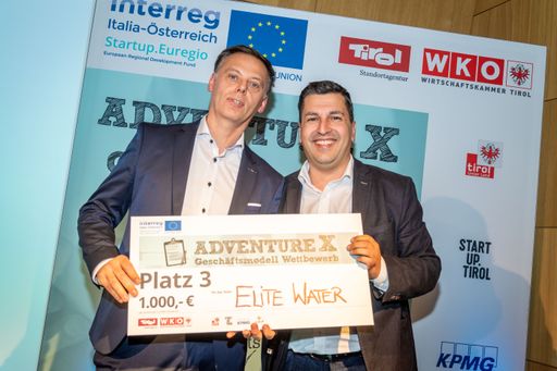 Vorschau Bild von Laco Kacani (links) will mit Elite Water
koffeinhaltige Getränke ohne Zucker und Co. auf den Markt bringen,
das zugehörige Geschäftsmodell bringt ihm Platz drei beim adventure
X 2019, Standortagentur Tirol-Chef Marcus Hofer nahm die
Auszeichnung vor.