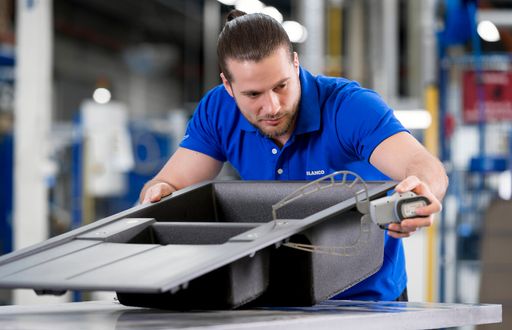 Premium-Hersteller Blanco stellt hohe Anforderungen an die
Qualität seiner Produkte. Hier nimmt Mitarbeiter Andreas S. im
Sinsheimer Werk für Silgranit-Spülen einen Rohling prüfend in
Augenschein. Foto: Blanco / Weiterer Text über ots und
www.presseportal.de/nr/17725 / Die Verwendung dieses Bildes ist für
redaktionelle Zwecke honorarfrei. Veröffentlichung bitte unter
Quellenangabe: "obs/Blanco GmbH + Co KG"