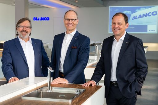 Vorschau Bild von Spülen- und Armaturenspezialist Blanco knüpft an das Wachstum der
vergangenen Jahre an und verbucht 2018 einen konsolidierten
Gesamtumsatz von 394 Mio. Euro. Sowohl im Inland als auch in den
Märkten außerhalb Deutschlands konnte Blanco seinen Umsatz steigern,
65 % davon wurden in internationalen Märkten erwirtschaftet. Von
links: Wolfgang Schneider (Geschäftsführer Technik), Rüdiger Böhle
(Kaufmännischer Geschäftsführer) und Frank Gfrörer (Vorsitzender der
Geschäftsführung). Weiterer Text über ots und
www.presseportal.de/nr/17725 / Die Verwendung dieses Bildes ist für
redaktionelle Zwecke honorarfrei. Veröffentlichung bitte unter
Quellenangabe: "obs/Blanco GmbH + Co KG/TOBIAS SCHWERDT"