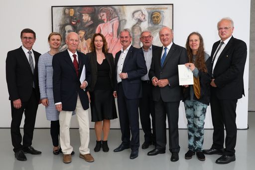 Vorschau Bild von https://www.apa-fotoservice.at/galerie/16884 Im
Bild v.l.n.r.: Erwin Krammer (Vizebürgermeister der Stadt
Krems),Julia Flunger-Schulz (Geschäftsführerin der Kunstmeile
Krems), Peter Baum (Künstler der Ausstellung), Elisabeth Voggeneder
(Direktorin des Forum Frohner), Karl Wilfing (Präsident des
Niederösterreichischen Landtages), Joachim Rössl (Präsident der
Adolf Frohner Privatstiftung), Erwin Pröll (Landeshauptmann von
Niederösterreich a.D.), Brigitte Borchhardt-Birbaumer
(Kunsthistorikerin), Reinhard Resch (Bürgermeister der Stadt Krems)
