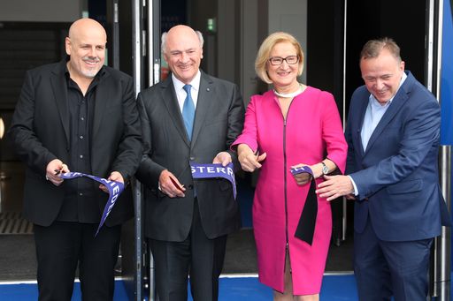 Das zeremonielle Banddurchschneiden beim Grand Opening der
Landesgalerie Niederösterreich