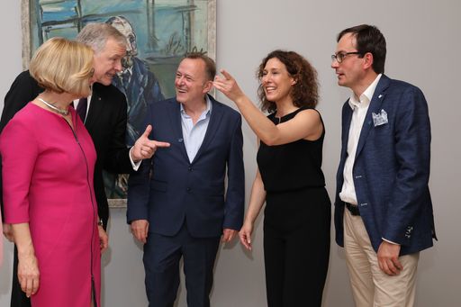 Vorschau Bild von Erster Ausstellungsrundgang mit den Ehrengästen