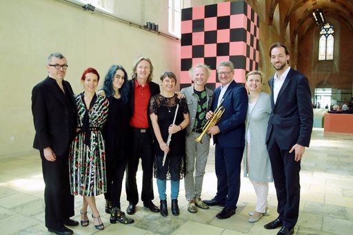 Vorschau Bild von https://www.apa-fotoservice.at/galerie/16888
Burkhard Stangl (Musiker, Gitarre), Isabelle Duthoit (Musikerin,
Gesang), Angelica Castello (Klangkünstlerin), Josef Trattner
(Künstler der Ausstellung), Cordula Bösze (Musikerin, Flöte), Franz
Hautzinger (Musiker, Trompete), Hermann Dikowitsch (Leiter der
Abteilung Kunst und Kultur des Landes Niederösterreich), Julia
Flunger-Schulz (Geschäftsführerin Kunstmeile Krems), Florian
Steininger (künstlerischer Direktor Kunsthalle Krems)