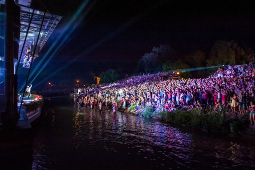 Vorschau Bild von Das Publikum ist euphorisiert und tanzt sogar im Wasser mit