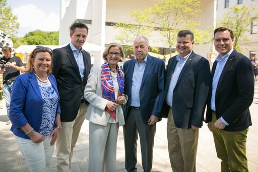 Bild 1: Landeshauptfrau Johanna Mikl-Leitner und
IST Austria Präsident Thomas A. Henzinger, Haim Harari (IST Austria
Gründervater, Stadträtin Marie-Theresia Eder, Bürgermeister Stefan
Schmuckenschlager und Landtagsabgeordneter Christoph Kaufmann