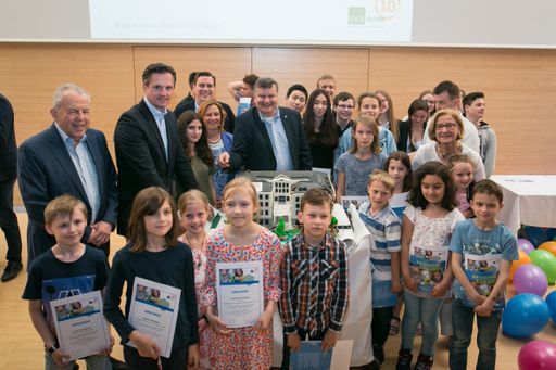 Vorschau Bild von Bild 2: Die Sieger des Schulwettbewerbes,
Landeshauptfrau Johanna Mikl-Leitner und IST Austria Präsident Tomas
A. Henzinger mit der Torte