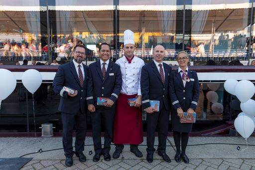 Vorschau Bild von Die Kadercrew der Excellence Countess. Weiterer Text über ots und
www.presseportal.ch/de/nr/100018141 / Die Verwendung dieses Bildes
ist für redaktionelle Zwecke honorarfrei. Veröffentlichung bitte
unter Quellenangabe: "obs/Reisebüro Mittelthurgau Fluss- und
Kreuzfahrten/Frank Schwarzbach"