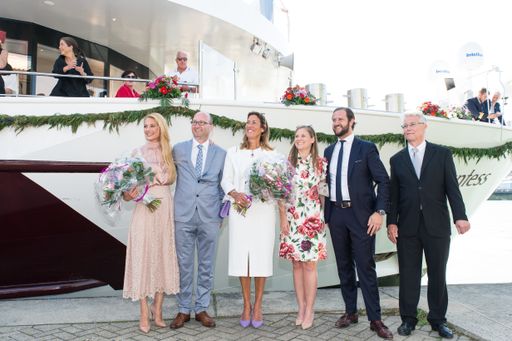 Vorschau Bild von Christa Rigozzi Taufpatin Excellence Countess. Stephan Frei CEO
Reisebüro Mittelthurgau Fluss- und Kreuzfahrten AG. Nazly Twerenbold
Interior Designerin Excellence Countess. Karim Twerenbold VR
Präsident Twerenboldreisengruppe mit Gattin Andrea Twerenbold. Tauf
Pfarrer Felix Christ. Weiterer Text über ots und
www.presseportal.ch/de/nr/100018141 / Die Verwendung dieses Bildes
ist für redaktionelle Zwecke honorarfrei. Veröffentlichung bitte
unter Quellenangabe: "obs/Reisebüro Mittelthurgau Fluss- und
Kreuzfahrten/Manuel Vargas Lepiz"