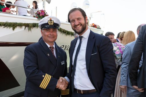 Vorschau Bild von Allzeit eine Handbreit Wasser unter dem Kiel / VR Präsident der
Twerenbold Reisengruppe Karim Twerenbold mit Excellence Countess
Kapitän Wolfgang Faas. Weiterer Text über ots und
www.presseportal.ch/de/nr/100018141 / Die Verwendung dieses Bildes
ist für redaktionelle Zwecke honorarfrei. Veröffentlichung bitte
unter Quellenangabe: "obs/Reisebüro Mittelthurgau Fluss- und
Kreuzfahrten/Frank Schwarzbach"