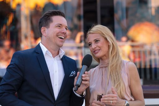 Vorschau Bild von TV Moderator Sven Epiney mit Taufpatin und Excellence
Botschafterin Christa Rigozzi. Weiterer Text über ots und
www.presseportal.ch/de/nr/100018141 / Die Verwendung dieses Bildes
ist für redaktionelle Zwecke honorarfrei. Veröffentlichung bitte
unter Quellenangabe: "obs/Reisebüro Mittelthurgau Fluss- und
Kreuzfahrten/Frank Schwarzbach"