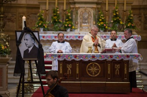 In Gedenken an Dr. Paul Esterházy zelebrierte
Astrik Várszegi, emeritierter Abt von Pannonhalma, am 24. Mai einen
Gedenkgottesdienst in der St. Stephans Basilika in Budapest.