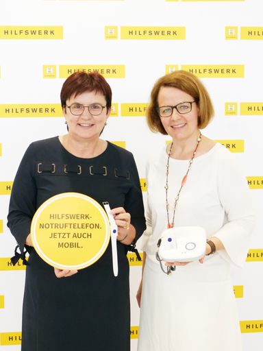 Hilfswerk-Präsidentin Michaela Hinterholzer und Landesrätin
Christiane Teschl-Hofmeister (rechts) präsentieren das neue, mobile
Notruftelefon