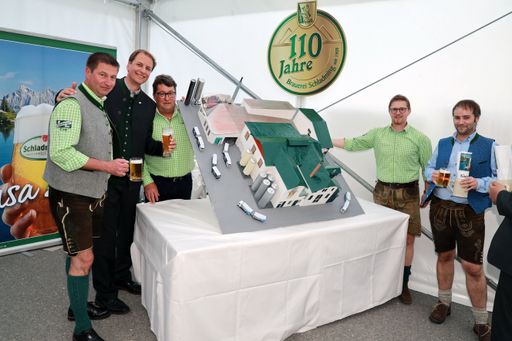 Der Schladminger Braumeister Rudolf Schaflinger,
Magne Setnes, Vorstandsvorsitzender der Brau Union Österreich sowie
die (regionalen) Gebietsleiter Jürgen Stocker und Thomas Percht (v.
l.) freuten sich über das Modell der Grünen Brauerei Schladming, das
in der Werkstätte Schladming des Evangelischen Diakoniewerks
handgefertigt und von Gerhard Pagitsch (r.) übergeben wurde.