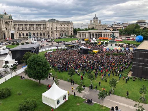  Über 5.000 Besucher/innen kamen zum Climate Kirtag
auf den Heldenplatz, um gemeinsam mit Arnold Schwarzenegger, Greta
Thunberg, Aksel Lund Svindal, Pizzera & Jaus, Conchita Wurst und
Hubert von Goisern zu feiern.