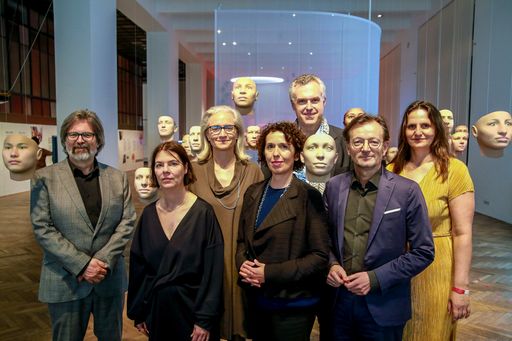 https://www.apa-fotoservice.at/galerie/18947 Im
Bild v.l.n.r.: Gerald Bast (Rektor, Universität für angewandte Kunst
Wien), Vanessa Joan Müller (Leitung Dramaturgie, Kunsthalle Wien),
Teresa Mitterlehner-Marchesani (Wirtschaftliche Geschäftsführerin,
MAK), Angelika Fitz (Direktorin, Architekturzentrum Wien), Christoph
Thun-Hohenstein (Generaldirektor, MAK; Initiator und Leiter der
VIENNA BIENNALE), Gerhard Hirczi (Geschäftsführer,
Wirtschaftsagentur Wien) und Mária Rišková(Direktorin, Slovak Design
Center Bratislava)