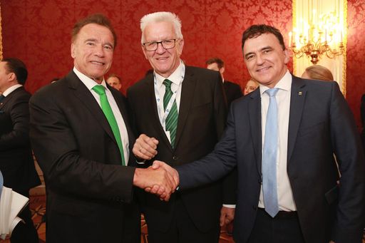 Vorschau Bild von Arnold Schwarzenegger, Winfried Kretschmann
(Ministerpräsident Baden-Württemberg), Herbert Schein (CEO VARTA AG)
