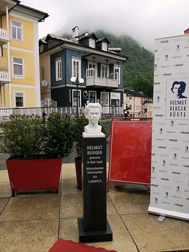Die Helmut-Berger-Büste in Bad Ischl. Ehrung zum 75. Geburtstag
in seiner Heimatstadt Bad Ischl. Weiterer Text über ots und
www.presseportal.de/nr/107766 / Die Verwendung dieses Bildes ist für
redaktionelle Zwecke honorarfrei. Veröffentlichung bitte unter
Quellenangabe: "obs/Stein Hanel GmbH/Rokstyle"