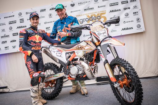 Vorschau Bild von Dani Pedrosa of Spain and Karl Katoch of Austria
seen during the Prolog prior to the Red Bull Hare Scramble at the
Erzberg in Eisenerz, Austria on May 31, 2019. Photo by Sebastian
Marko for Red Bull Contentpool // Sebastian Marko/Red Bull Content
Pool // AP-1ZGJKF6QS2111 // Usage for editorial use only // Please
go to www.redbullcontentpool.com for further information. //