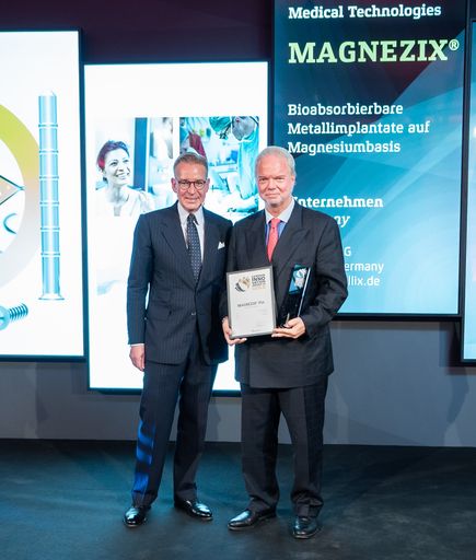 German Innovation Award 2019: Hauptgeschäftsführer des Rat für
Formgebung Andrej Kupetz (l.), zusammen mit Syntellix-CEO Prof. Utz
Claassen und der Auszeichnung (r.) Weiterer Text über ots und
www.presseportal.de/nr/122353 / Die Verwendung dieses Bildes ist für
redaktionelle Zwecke honorarfrei. Veröffentlichung bitte unter
Quellenangabe: "obs/Syntellix AG/Martin Diepold | Grand Visions"