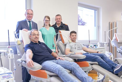  LH-Stellvertreter Dr. Stephan Pernkopf, BMA Daniela Stamminger
und Landesfeuerwehrkommandant von Niederösterreich, Dietmar
Fahrafellner, MSc mit den beiden Blutspendern Franz Seiberl (links)
und Stefan Gradinger (rechts)