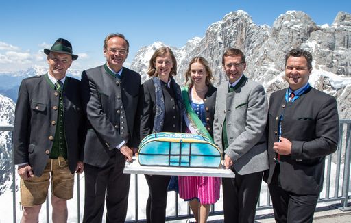 Jubiläumsfeier am Dachstein (v.l.n.r. Bürgermeister
Ramsau/Dachstein Ernst Fischbacher, Planai- und Dachstein-GF Georg
Bliem, Tourismuslandesrätin Eibinger-Miedl, Dachstein-Königin
Patricia Schrempf, Wirtschafts- und Tourismus-Landesrat Markus
Achleitner, Bürgermeister Obertraun Egon Höll)