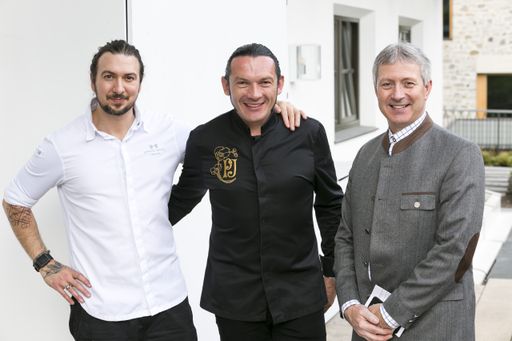  https://www.apa-fotoservice.at/galerie/18991 Thomas Carvalho de
Sousa (Küchenchef Löwen Stube/2 Hauben), Gustav Jantscher
(Küchenchef (Schloßhotel Ischgl/3 Hauben), Roman Eberhardt (Direktor
Löwen Hotel Montafon)