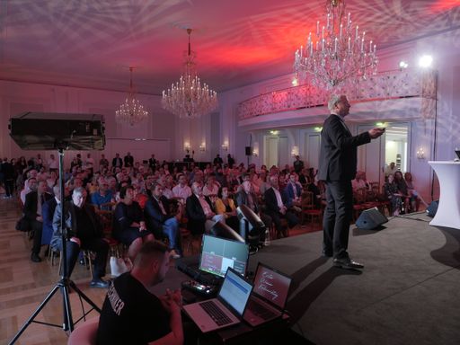 Vorschau Bild von Zukunftsforscher Michael Carl ermunterte die Gäste,
sich mit Technologie und Daten zu beschäftigen.