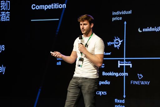 Founder/CEO Midnightdeal Lukas Zirker bei der
Präsentation des Startups